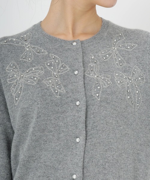 STRAWBERRY-FIELDS(ストロベリーフィールズ)の「エイミーアンゴラ_リボンモチーフ刺しゅうニットカーディガン(カーディガン/ボレロ・レディース・オフホワイト/グレー・2)」の8枚目の写真