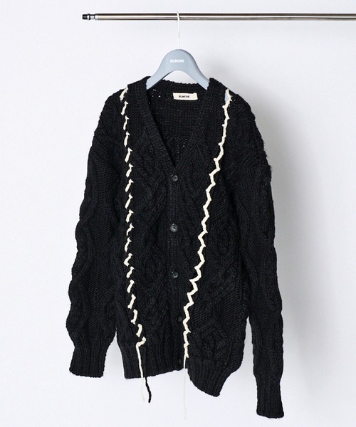 RUMCHE(ラムシェ)の「Deformation Cable Knit Cardigan / 変形ケーブルニットカーディガン(カーディガン/ボレロ・レディース・オフホワイト/ブラック・FREE)」の1枚目の写真