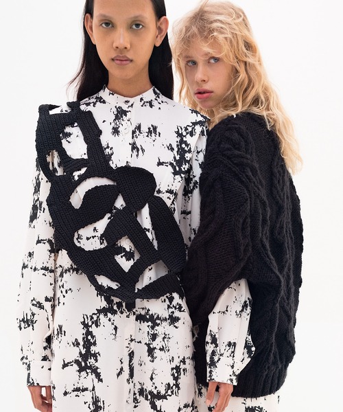 RUMCHE(ラムシェ)の「Deformation Cable Knit Cardigan / 変形ケーブルニットカーディガン(カーディガン/ボレロ・レディース・オフホワイト/ブラック・FREE)」の5枚目の写真