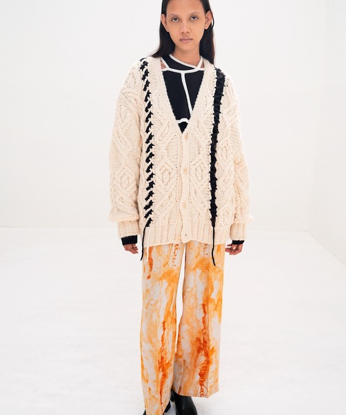 RUMCHE(ラムシェ)の「Deformation Cable Knit Cardigan / 変形ケーブルニットカーディガン(カーディガン/ボレロ・レディース・オフホワイト/ブラック・FREE)」の4枚目の写真