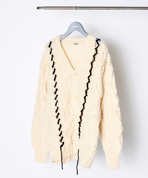 RUMCHE(ラムシェ)の「Deformation Cable Knit Cardigan / 変形ケーブルニットカーディガン(カーディガン/ボレロ・レディース・オフホワイト/ブラック・FREE)」の3枚目の写真