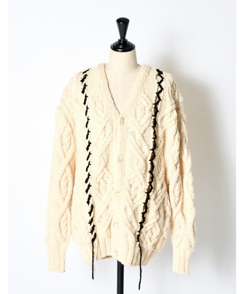 RUMCHE(ラムシェ)の「Deformation Cable Knit Cardigan / 変形ケーブルニットカーディガン(カーディガン/ボレロ・レディース・オフホワイト/ブラック・FREE)」の6枚目の写真