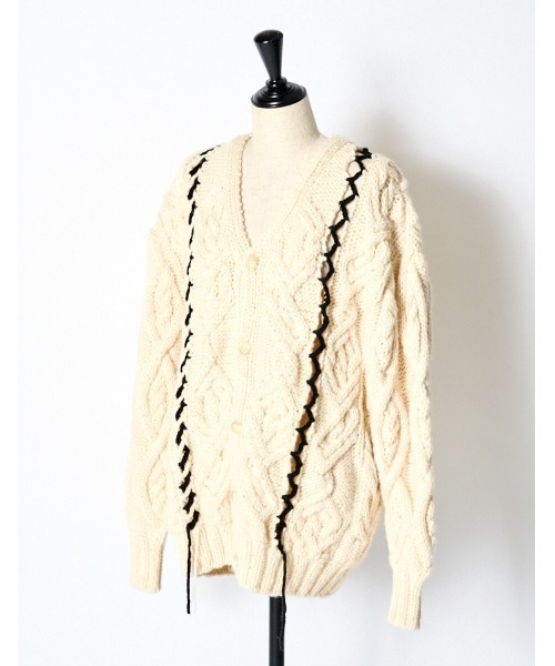 RUMCHE(ラムシェ)の「Deformation Cable Knit Cardigan / 変形ケーブルニットカーディガン(カーディガン/ボレロ・レディース・オフホワイト/ブラック・FREE)」の7枚目の写真