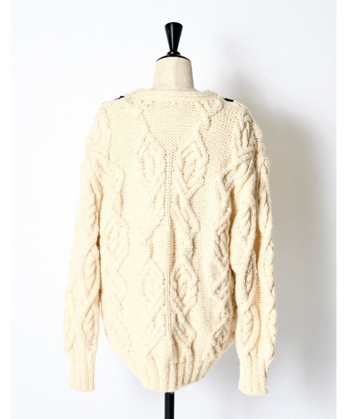 RUMCHE(ラムシェ)の「Deformation Cable Knit Cardigan / 変形ケーブルニットカーディガン(カーディガン/ボレロ・レディース・オフホワイト/ブラック・FREE)」の8枚目の写真