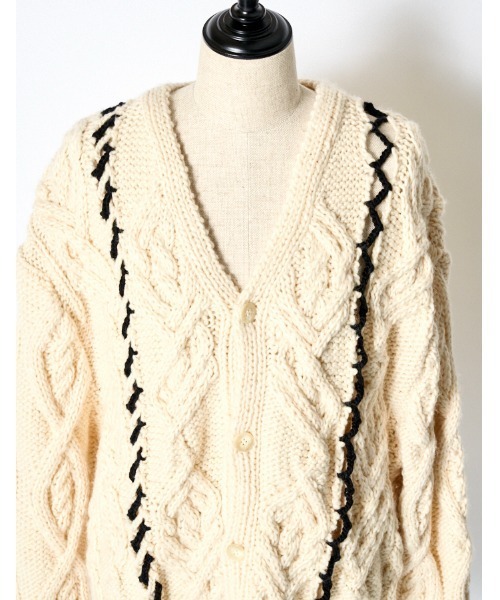 RUMCHE(ラムシェ)の「Deformation Cable Knit Cardigan / 変形ケーブルニットカーディガン(カーディガン/ボレロ・レディース・オフホワイト/ブラック・FREE)」の9枚目の写真