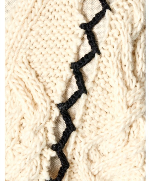 RUMCHE(ラムシェ)の「Deformation Cable Knit Cardigan / 変形ケーブルニットカーディガン(カーディガン/ボレロ・レディース・オフホワイト/ブラック・FREE)」の11枚目の写真