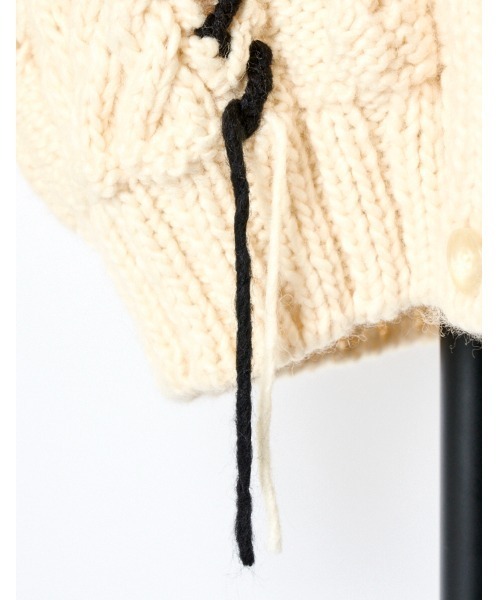 RUMCHE(ラムシェ)の「Deformation Cable Knit Cardigan / 変形ケーブルニットカーディガン(カーディガン/ボレロ・レディース・オフホワイト/ブラック・FREE)」の13枚目の写真