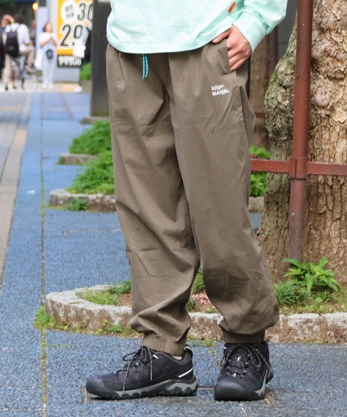 KRIFF MAYER(クリフメイヤー)の「【撥水・防汚】コンフォートジョガーパンツ(その他パンツ・メンズ・グレー/ブラック/オリーブ/ベージュ/モカ・SMALL/MEDIUM/LARGE/X-LARGE)」の4枚目の写真