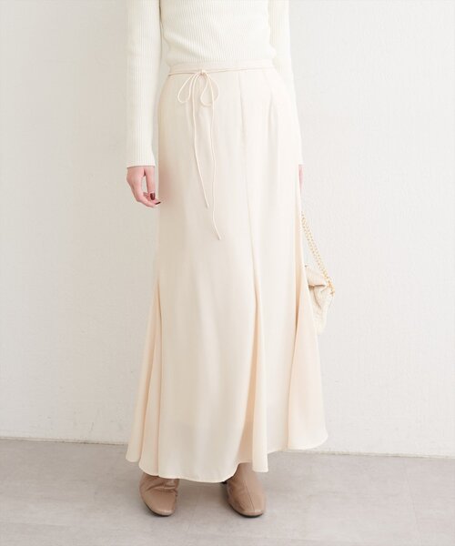 natural couture(ナチュラルクチュール)の「リボンベルト付きサテンスカート(スカート・レディース・ボルドー/オフホワイト/チャコールグレー・FREE)」の2枚目の写真