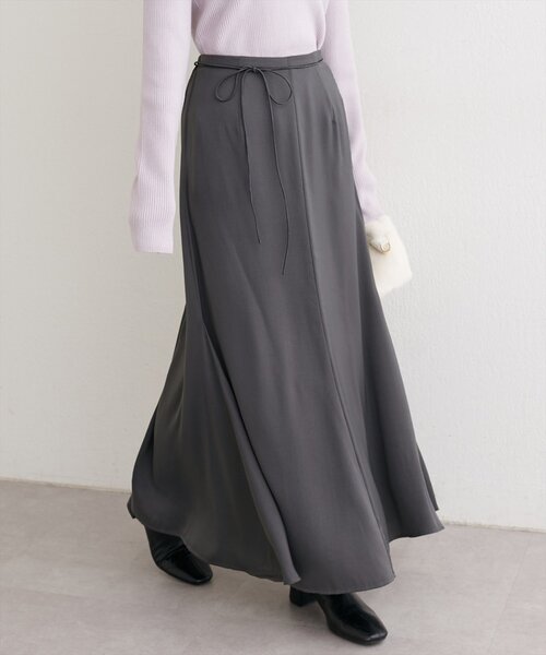 natural couture(ナチュラルクチュール)の「リボンベルト付きサテンスカート(スカート・レディース・ボルドー/オフホワイト/チャコールグレー・FREE)」の1枚目の写真
