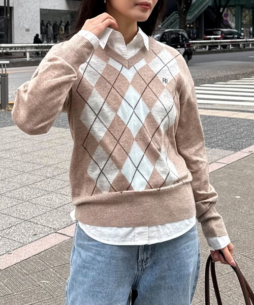 fredy emue(フレディエミュ)の「アーガイル柄インターシャVネックニット(ニット/セーター・レディース・グレー系その他/ピンク系その他/ベージュ系その他・38)」の4枚目の写真