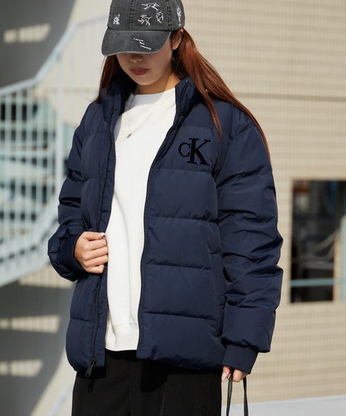 Calvin Klein(カルバン・クライン)の「Calvin Klein/カルバンクライン CHENILLE STAND COLLAR PUFFER JACKET フロッキープリント ダウンジャケット(ダウンジャケット/コート・メンズ・ダークネイビー・M/L/XL)」の4枚目の写真