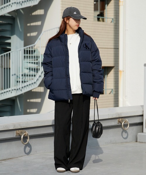 Calvin Klein(カルバン・クライン)の「Calvin Klein/カルバンクライン CHENILLE STAND COLLAR PUFFER JACKET フロッキープリント ダウンジャケット(ダウンジャケット/コート・メンズ・ダークネイビー・M/L/XL)」の3枚目の写真