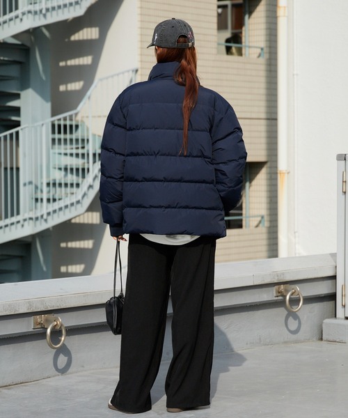 Calvin Klein(カルバン・クライン)の「Calvin Klein/カルバンクライン CHENILLE STAND COLLAR PUFFER JACKET フロッキープリント ダウンジャケット(ダウンジャケット/コート・メンズ・ダークネイビー・M/L/XL)」の2枚目の写真