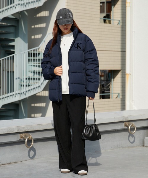 Calvin Klein(カルバン・クライン)の「Calvin Klein/カルバンクライン CHENILLE STAND COLLAR PUFFER JACKET フロッキープリント ダウンジャケット(ダウンジャケット/コート・メンズ・ダークネイビー・M/L/XL)」の18枚目の写真