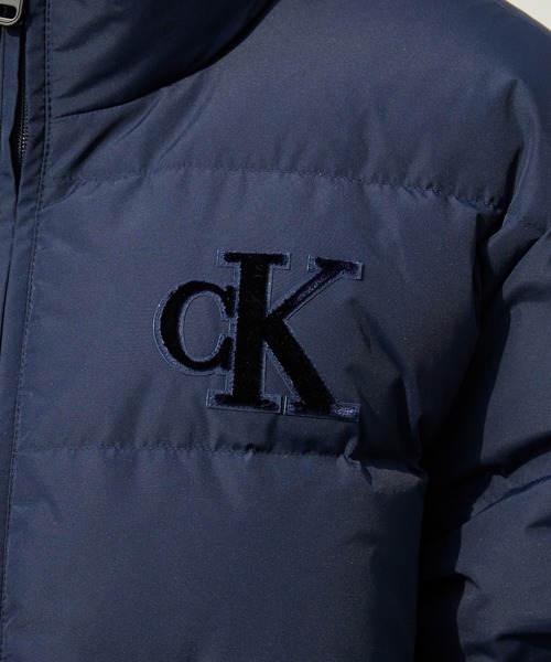 Calvin Klein(カルバン・クライン)の「Calvin Klein/カルバンクライン CHENILLE STAND COLLAR PUFFER JACKET フロッキープリント ダウンジャケット(ダウンジャケット/コート・メンズ・ダークネイビー・M/L/XL)」の13枚目の写真