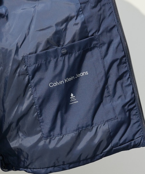 Calvin Klein(カルバン・クライン)の「Calvin Klein/カルバンクライン CHENILLE STAND COLLAR PUFFER JACKET フロッキープリント ダウンジャケット(ダウンジャケット/コート・メンズ・ダークネイビー・M/L/XL)」の8枚目の写真