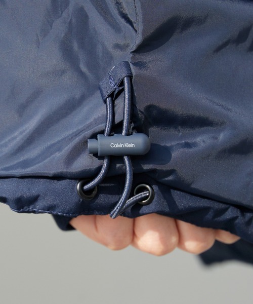 Calvin Klein(カルバン・クライン)の「Calvin Klein/カルバンクライン CHENILLE STAND COLLAR PUFFER JACKET フロッキープリント ダウンジャケット(ダウンジャケット/コート・メンズ・ダークネイビー・M/L/XL)」の7枚目の写真