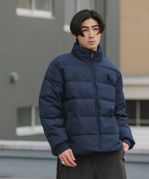 Calvin Klein(カルバン・クライン)の「Calvin Klein/カルバンクライン CHENILLE STAND COLLAR PUFFER JACKET フロッキープリント ダウンジャケット(ダウンジャケット/コート・メンズ・ダークネイビー・M/L/XL)」の21枚目の写真