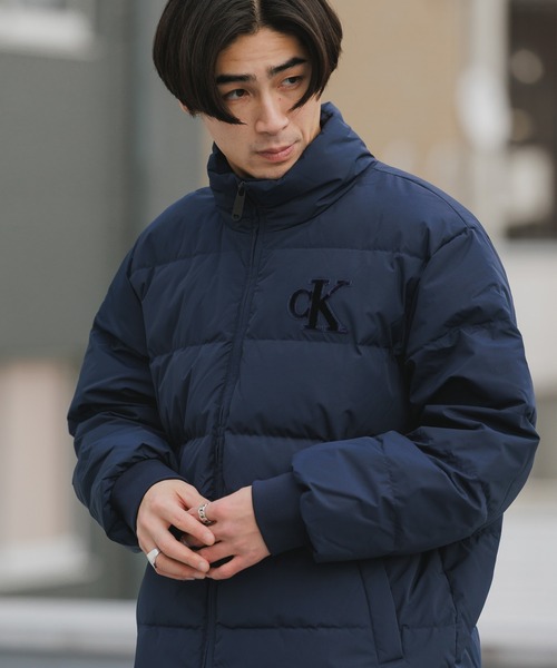 Calvin Klein(カルバン・クライン)の「Calvin Klein/カルバンクライン CHENILLE STAND COLLAR PUFFER JACKET フロッキープリント ダウンジャケット(ダウンジャケット/コート・メンズ・ダークネイビー・M/L/XL)」の19枚目の写真
