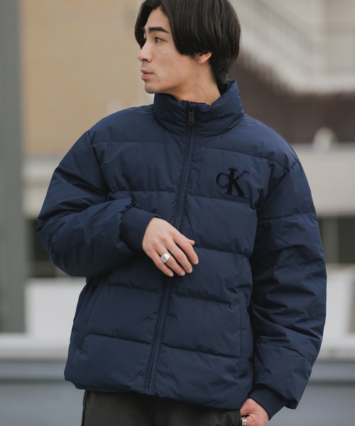 Calvin Klein(カルバン・クライン)の「Calvin Klein/カルバンクライン CHENILLE STAND COLLAR PUFFER JACKET フロッキープリント ダウンジャケット(ダウンジャケット/コート・メンズ・ダークネイビー・M/L/XL)」の20枚目の写真