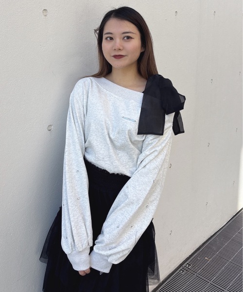 one way（ワンウェイ）の「袖ビジューリボンワンショルトレーナー（Tシャツ/カットソー・レディース・グレー/ブルー/アイボリー/スミクロ・FREE）」の10枚目の写真