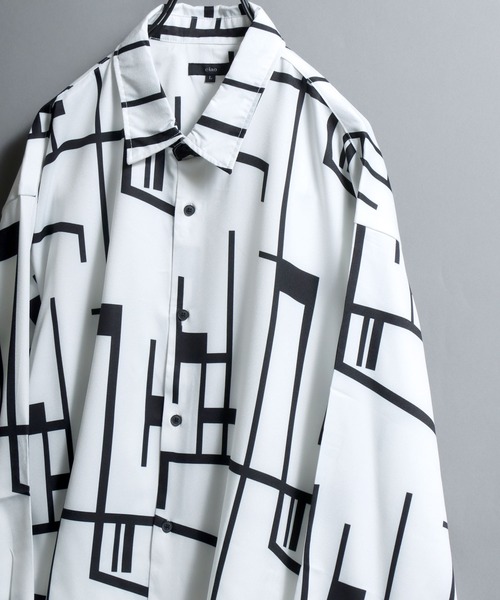 ANPAS（アンパス）の「All-over patterned georgette fluid shirt/ジョーゼット とろみ 総柄長袖シャツ 柄シャツ メンズ ペイズリー/フラワー/幾何学/レトロ/モノトーン（シャツ/ブラウス・メンズ・ブラック系2/ブラック系1/アイボリー系2/ホワイト系1/ブラウン系1/ブラウン系2/ホワイト系2/ブラック系5/ホワイト系3/ライトグレー系1/ブラック系4/ホワイト系5/ベージュ系1/アイボリー系1/ブラック系3/グレー系1/ホワイト系4/ホワイト系6/ベージュ系2/ダークグリーン系1/ダークグリーン系2/ダークブラウン系1/ダークブラウン系2/ダークブラウン系3/ダークブラウン系4・M/L）」の4枚目の写真