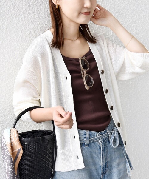 SHIPS（シップス）の「〈手洗い可能〉ブライト ペーパー Vネック ニット カーディガン（カーディガン/ボレロ・レディース・オフホワイト/ネイビー/グリーン・ONE SIZE）」の2枚目の写真