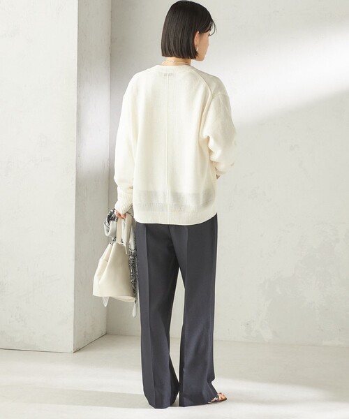 SHIPS（シップス）の「〈手洗い可能〉ブライト ペーパー Vネック ニット カーディガン（カーディガン/ボレロ・レディース・オフホワイト/ネイビー/グリーン・ONE SIZE）」の4枚目の写真