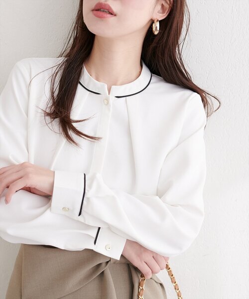 natural couture（ナチュラルクチュール）の「スタンドカラーパイピングブラウス（シャツ/ブラウス・レディース・オフホワイト/ベージュ/ネイビー/サックスブルー・FREE）」の2枚目の写真