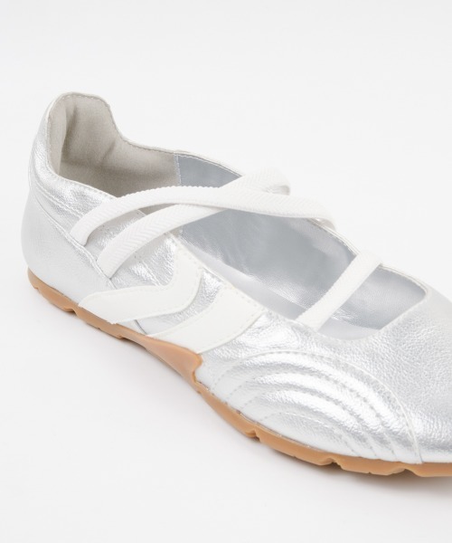 STEVE MADDEN（スティーブマデン）の「メリージェーンスニーカー/S.MADDEN JOISIE-XS（スニーカー・レディース・ブラック/シルバー・23.0cm/23.5-24/24.5cm/22.5cm/23.5cm/24.0cm）」の8枚目の写真