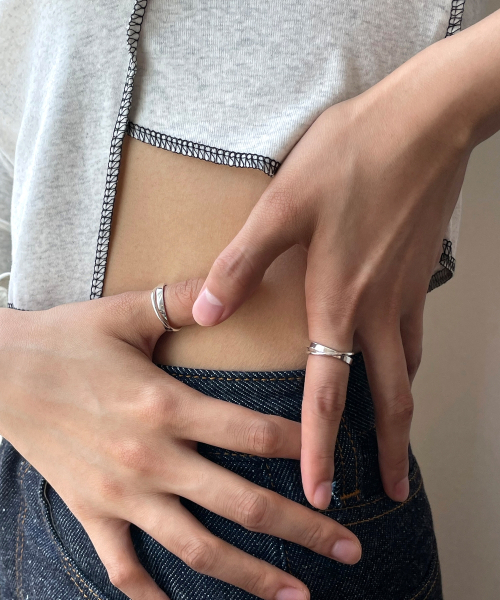SHOVEOFF（ショーブオフ）の「シルバー92.5 SVR-G-631 シルバー92.5 ミニマルツーリング 無地 女性 シルバーリング（リング・メンズ・その他・7号/9号/11号/13号/15号/17号/19号/21号/23号/25号）」の4枚目の写真