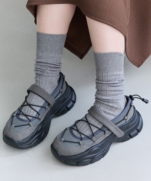 LAVEANGE(ラビアンジェ)の「【ゆったり甲高】厚底 メリージェーンスニーカー|6.5cm厚底/幅広対応/軽量/ベルクロ/スタイルアップ/大人カジュアル(スニーカー・レディース・ブラック/チャコールグレー・24cm/25cm)」の2枚目の写真