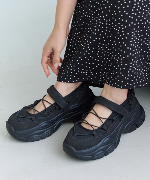 LAVEANGE(ラビアンジェ)の「【ゆったり甲高】厚底 メリージェーンスニーカー|6.5cm厚底/幅広対応/軽量/ベルクロ/スタイルアップ/大人カジュアル(スニーカー・レディース・ブラック/チャコールグレー・24cm/25cm)」の1枚目の写真