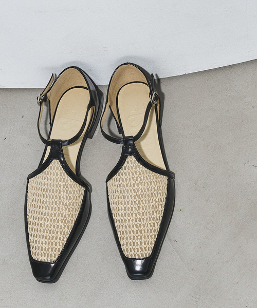 GRISE（グリーズ）の「GRISEナロースクエアコンビTストラップセパレートフラット（その他シューズ・レディース・ブラック/アイボリー・23cm/22.5cm/22cm/25cm/24.5cm/24cm/23.5cm）」の2枚目の写真