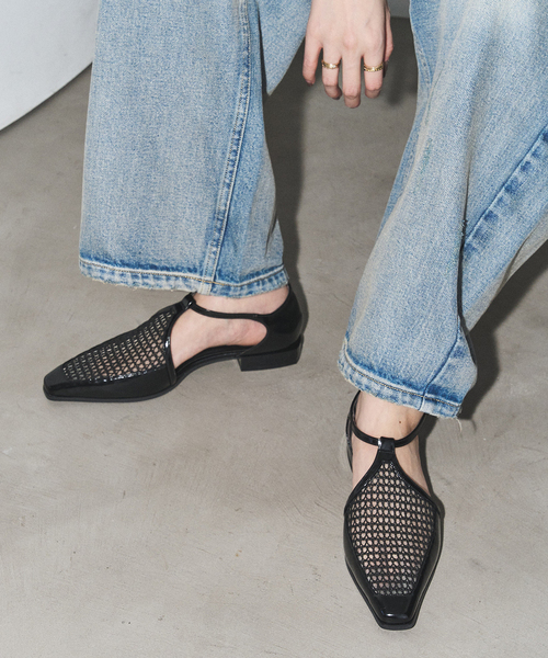 GRISE（グリーズ）の「GRISEナロースクエアコンビTストラップセパレートフラット（その他シューズ・レディース・ブラック/アイボリー・23cm/22.5cm/22cm/25cm/24.5cm/24cm/23.5cm）」の5枚目の写真