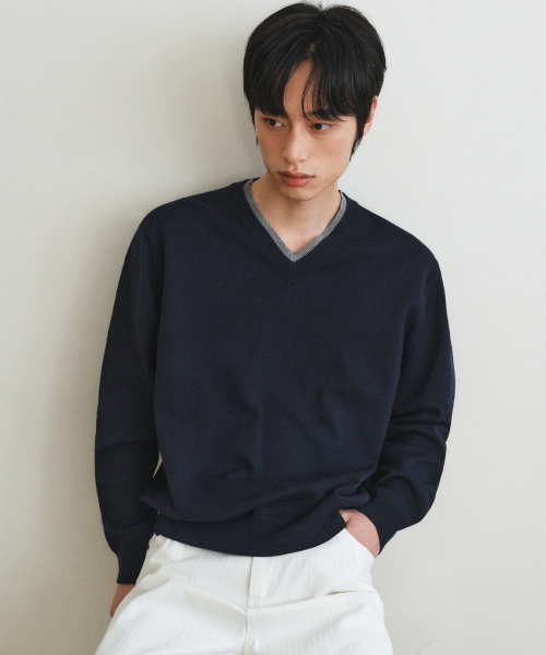 WEDNESDAY OASIS（ウェンズデーオアシス）の「ウォッシャブルダブルレイヤードVネックニット_NAVY(WC26KN34)（ニット/セーター・メンズ・ネイビー・MEDIUM/LARGE/X-LARGE）」の2枚目の写真