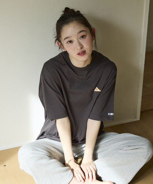 FREAK'S STORE(フリークスストア)の「<UVカット・接触冷感・吸水速乾>KELTY×FREAK’S STORE/ケルティ 別注 ビッグシルエット ヒストリーロゴ バックプリント Tシャツ 限定展開(Tシャツ/カットソー・メンズ・スミクロ/ベージュ/ピンク/ホワイト/杢グレー・LARGE/MEDIUM/SMALL)」の17枚目の写真