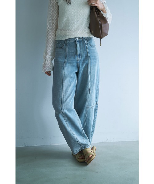marjour（マージュール）の「10OZ BARREL LEG DENIM（デニムパンツ・レディース・ライトブルー/ワンウォッシュ・M）」の2枚目の写真
