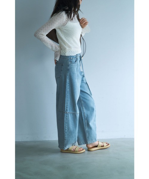 marjour（マージュール）の「10OZ BARREL LEG DENIM（デニムパンツ・レディース・ライトブルー/ワンウォッシュ・M）」の4枚目の写真