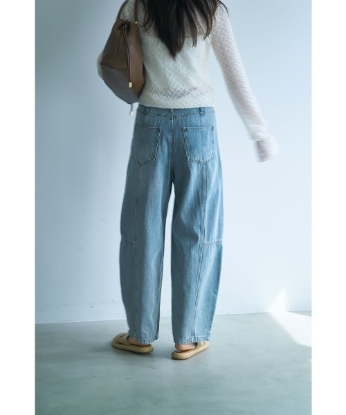 marjour（マージュール）の「10OZ BARREL LEG DENIM（デニムパンツ・レディース・ライトブルー/ワンウォッシュ・M）」の5枚目の写真