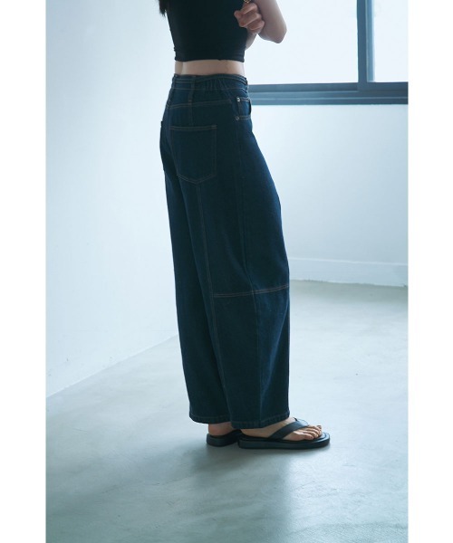 marjour（マージュール）の「10OZ BARREL LEG DENIM（デニムパンツ・レディース・ライトブルー/ワンウォッシュ・M）」の9枚目の写真