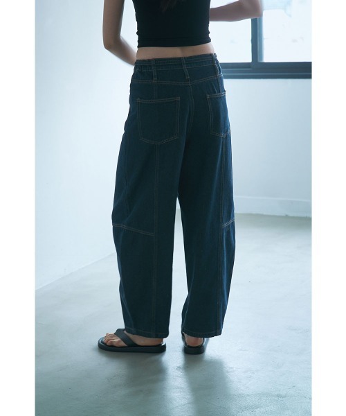 marjour（マージュール）の「10OZ BARREL LEG DENIM（デニムパンツ・レディース・ライトブルー/ワンウォッシュ・M）」の10枚目の写真