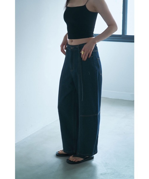 marjour（マージュール）の「10OZ BARREL LEG DENIM（デニムパンツ・レディース・ライトブルー/ワンウォッシュ・M）」の11枚目の写真