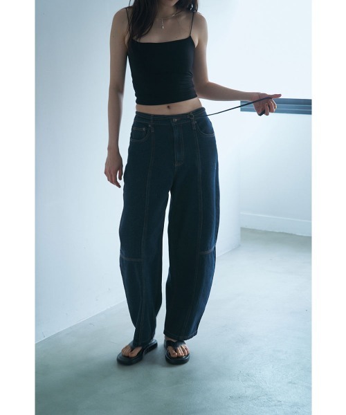 marjour（マージュール）の「10OZ BARREL LEG DENIM（デニムパンツ・レディース・ライトブルー/ワンウォッシュ・M）」の12枚目の写真