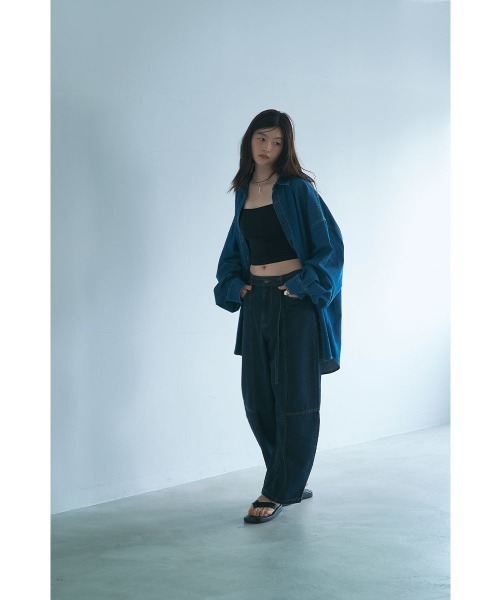 marjour（マージュール）の「10OZ BARREL LEG DENIM（デニムパンツ・レディース・ライトブルー/ワンウォッシュ・M）」の13枚目の写真