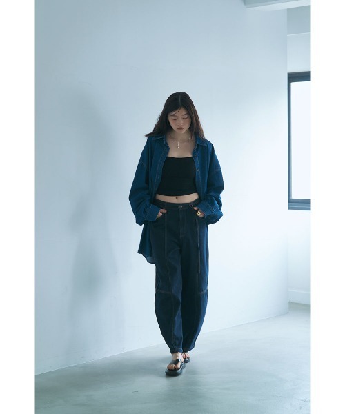 marjour（マージュール）の「10OZ BARREL LEG DENIM（デニムパンツ・レディース・ライトブルー/ワンウォッシュ・M）」の14枚目の写真