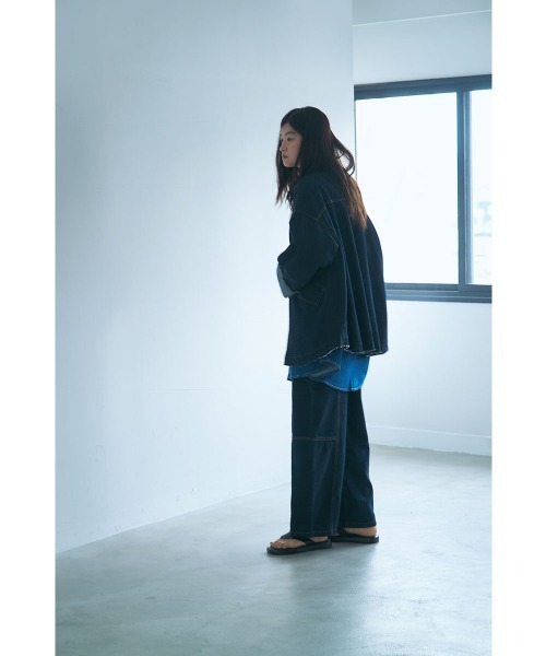 marjour（マージュール）の「10OZ BARREL LEG DENIM（デニムパンツ・レディース・ライトブルー/ワンウォッシュ・M）」の15枚目の写真