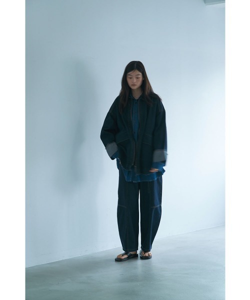 marjour（マージュール）の「10OZ BARREL LEG DENIM（デニムパンツ・レディース・ライトブルー/ワンウォッシュ・M）」の17枚目の写真