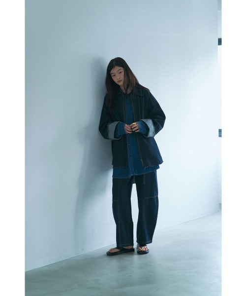 marjour（マージュール）の「10OZ BARREL LEG DENIM（デニムパンツ・レディース・ライトブルー/ワンウォッシュ・M）」の18枚目の写真